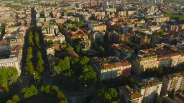 Şehir merkezindeki şehir gelişimine yüksek açılı bir bakış açısı. Şehir manzarasını yukarı kaldır. Milano, İtalya.