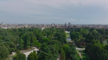 Ünlü ortaçağ Castello Sforzesco 'sunda büyük Sempione Parkı' nda yeşil ağaçlar ve göl. Şehirde güneşli bir gün. Milano, İtalya.