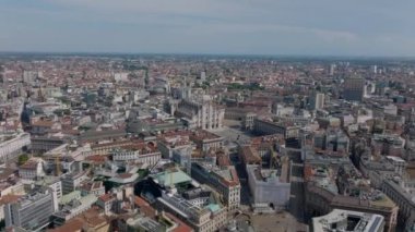 Tarihi şehir merkezindeki hava manzarası. Neo Gotik Milan Katedrali ve heykeliyle kare şeklinde. Milano, İtalya.