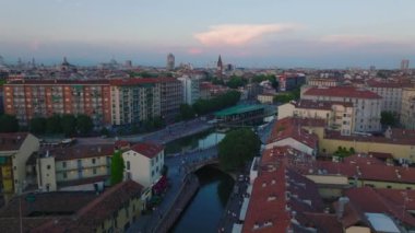 Alacakaranlıkta rıhtımdaki binaların hava kaydırak ve pan görüntüleri. Şehir merkezindeki apartman daireleri. Milano, İtalya.