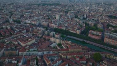 Darsena Gölü 'nün yüksek açılı manzarası, şehir merkezindeki binalar arasında su yüzeyi. Akşam karanlığında şehrin havadan görüntüsü. Milano, İtalya.