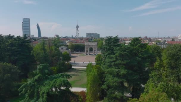 Fliegen Sie Über Bäume Öffentlichen Park Luftaufnahme Des Historischen Wahrzeichens — Stockvideo