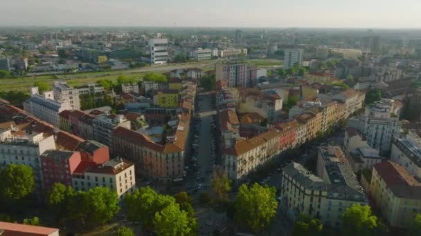 Şehir Merkezindeki Apartmanların Havadan Görünüşü Leri Caddenin Üzerinden Uçar Milano — Stok video