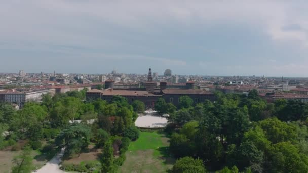 Parktaki Yeşil Ağaçların Üzerinden Uçarak Tuğla Tesisine Doğru Ilerliyorlar Castello — Stok video