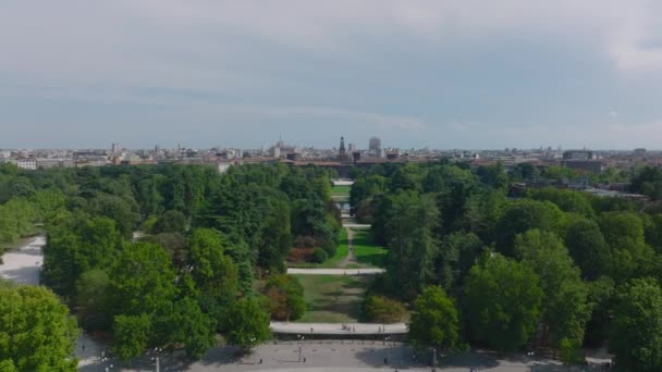 センピオーネ公園の緑の木 アルコ デッラ ペースの歴史的な豊かな装飾が施された円弧が上に彫刻されています イタリア ミラノ — ストック動画