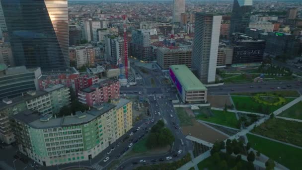 Vedere Unghiulară Ridicată Traficului Drumuri Intersecții Oraș Amurg Dezvoltarea Modernă — Videoclip de stoc
