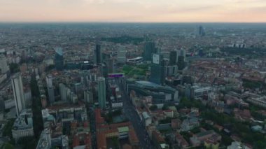Metropolis 'in alacakaranlıktaki hava panoramik görüntüleri. Şehir merkezindeki modern yüksek binalar. Milano, İtalya.