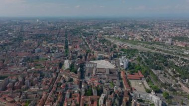 Büyük şehrin havadan panoramik görüntüsü. Konut bölgelerindeki apartmanlar, mezarlık ve demiryolu taşıma altyapısı. Milano, İtalya.