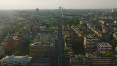 Şehir merkezindeki caddelerin ve binaların havadan görünüşü. Parlak sabah güneşinde şehir manzarası. Milano, İtalya.