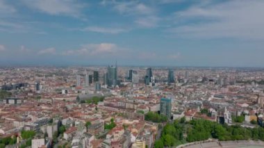 Modern yüksek katlı ofis binalarıyla Metropolis 'in hava indirme görüntüleri. Milano, İtalya.