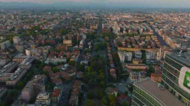Metropolün havadan panoramik görüntüsü. Altın saatinde şehir merkezindeki çok katlı apartmanlar. Milano, İtalya.