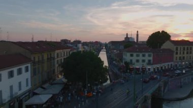 Naviglio Grande Kanalı 'nın üzerinden uçun. İki kıyıda da gezinen turistler. Milano, İtalya.