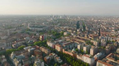Metropolis 'in altın saatindeki hava panoramik görüntüleri. Şehir merkezindeki çeşitli binalar ve şehir merkezindeki uzak yapılar. Milano, İtalya.