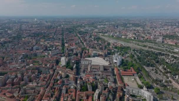 Flygfoto Storstad Lägenhet Byggnader Bostadsområden Kyrkogård Och Järnvägstransportinfrastruktur Milano Italien — Stockvideo
