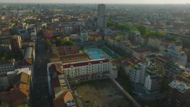 Survolez Les Bâtiments Ville Inclinez Vous Sur Vieille Piscine Détendez — Video