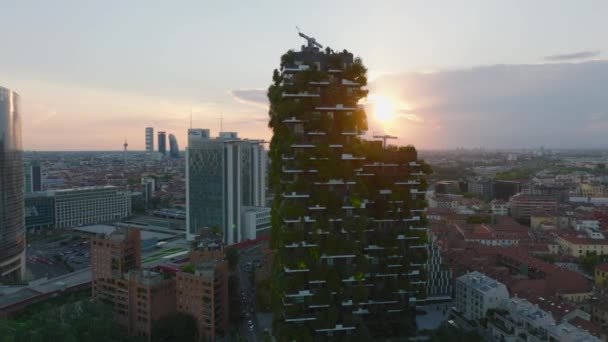 Vue Aérienne Des Appartements Écologiques Contre Coucher Soleil Bâtiments Hauts — Video