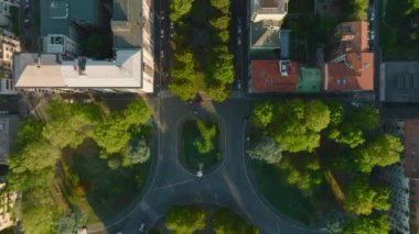 Şehir merkezinde bir sürü yeşillik var. Şehirdeki yeşil ağaçlarla çevrili caddelerin ve binaların kuş bakışı görüntüleri. Milano, İtalya.