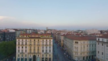 Forwardlar Piazza Ventiquattro Maggio meydanının üzerinde uçar ve caddeleri ve binaları sarar. Alacakaranlıktaki hava manzarası. Milano, İtalya.
