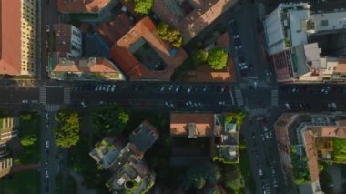 Şehir merkezindeki caddelerin ve şehir gelişiminin yüksek açılı görüntüsü. Altın saatte şehrin üzerinde uç. Milano, İtalya.