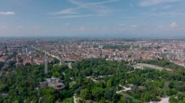 Büyük şehrin hava panoramik görüntüleri. Sempione Park 'taki yeşil ağaçlar ve şehir merkezindeki şehir gelişimi. Milano, İtalya.