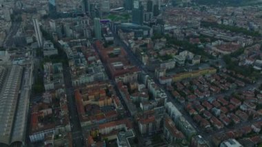 Şehir merkezinin yüksek açılı manzarası. Yukarı doğru eğilince şehrin manzarası alacakaranlıkta yüksek modern binalardan oluşan bir grupla ortaya çıkıyor. Milano, İtalya.