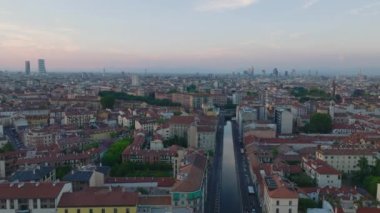 Alacakaranlıktaki Metropolis 'in havadan panoramik görüntüsü. İleride Naviglio Pavese kanalı üzerinde modern yüksek binalar var. Milano, İtalya.