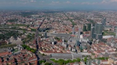 Milano Porta Garibaldi tren istasyonunun ve modern yüksek binaların hava kaydırak ve pan görüntüleri. Milano, İtalya.