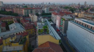 Yüksek açılı apartman manzarası. Alacakaranlık 'ta şehir merkezindeki gelişmeleri gözler önüne serin. Milano, İtalya.