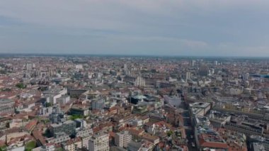 Şehir merkezindeki binaların üzerinde ilerliyorlar. Büyük neogotik bazilika. Havadan panoramik görüntü. Milano, İtalya.