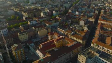 Şehir merkezindeki apartman bloklarının yüksek açılı görüntüsü. Arka planda modern yüksek ofis kuleleri olan şehir manzarasını yukarı kaldır. Milano, İtalya.