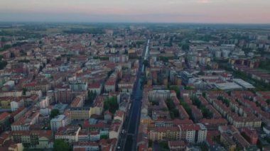 Şehir merkezindeki apartmanların hava panoramik görüntüleri. Alacakaranlıkta. Naviglio Pavese su kanalına iniyoruz. Milano, İtalya.
