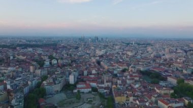 Akşam karanlığında şehir manzarası. Forwardlar şehir merkezinin çok üstünde, modern yüksek katlı ofis kulelerinde uçarlar. Milano, İtalya.
