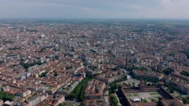 Ortaçağ güçlendirilmiş Castello Sforzesco kompleksiyle tarihi şehir merkezinin hava panoramik çekimi. Milano, İtalya.