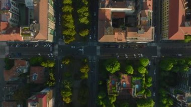 Şehir merkezinde, Milano, İtalya 'da sokakların ve apartmanların görüntülerinin en alttaki görüntüsü..