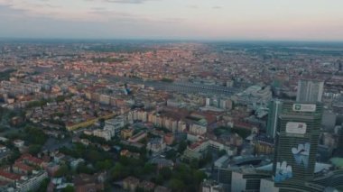 Alacakaranlıkta Metropolis 'in havadan panoramik görüntüsü. Konut semtleri ve Milano Merkez Tren İstasyonu 'ndaki evler. Milano, İtalya.