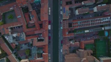 Naviglio Grande 'nin ünlü su kanalı etrafındaki cadde ve binaların görüntülerini tarıyoruz. Milano, İtalya.