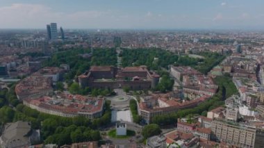 Şehrin hava panoramik manzarası ve ortaçağ kalesi Castello Sforzesco. İleri, Metropolis 'in üzerinden uçar. Milano, İtalya.