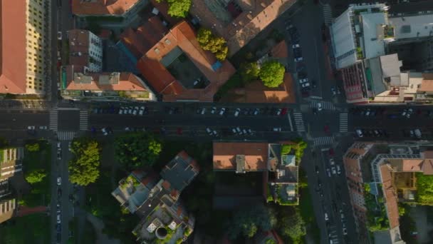 市区街道与城镇发展的高角景观 黄金时刻飞越城市上空 意大利米兰 — 图库视频影像