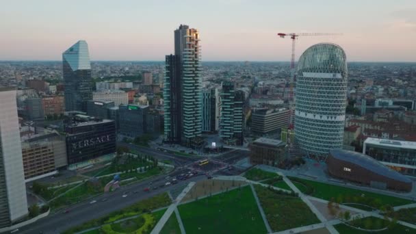 Vista Aérea Los Edificios Oficinas Diseño Moderno Gran Altura Barrio — Vídeos de Stock