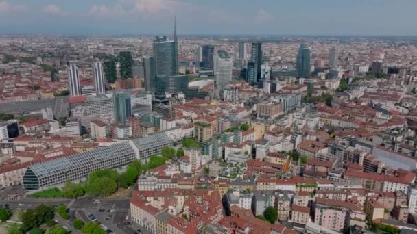 Panoramische Luchtbeelden Van Moderne Stadswijken Met Hoge Kantoorgebouwen Die Uittorenen — Stockvideo