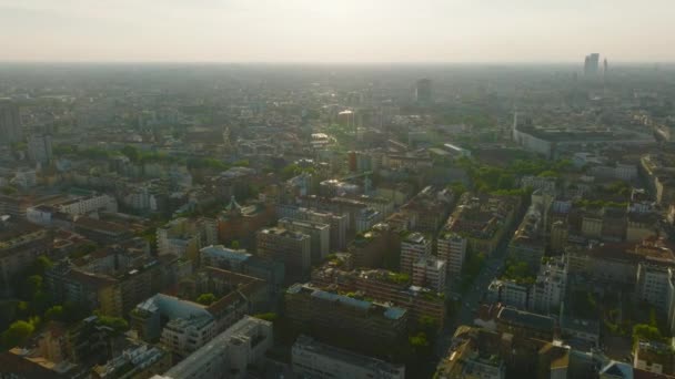 대도시의 파노라마 자치구에 날면서 햇빛을 날아간다 이탈리아의 — 비디오