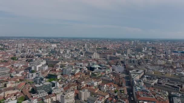 前方市内中心部の建物の上を飛ぶ ネオゴシック様式の大聖堂 空中パノラマ映像 イタリア ミラノ — ストック動画