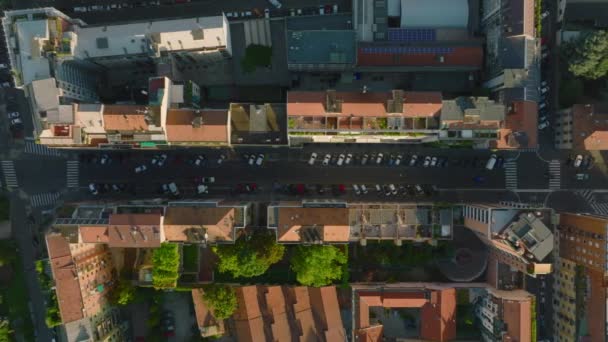 Repülj Utcák Felett Parkoló Autókkal Épületekkel Városi Negyedben Madártávcső Városfejlesztésről — Stock videók