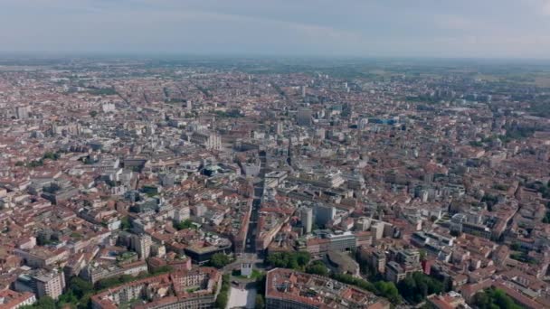 大都市の上を飛ぶ 都市の港の通りや建物の空中パノラマショット イタリア ミラノ — ストック動画