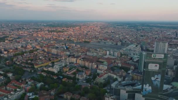 Αεροφωτογραφία Της Μητρόπολης Σούρουπο Σπίτια Κατοικημένες Περιοχές Και Milano Centrale — Αρχείο Βίντεο