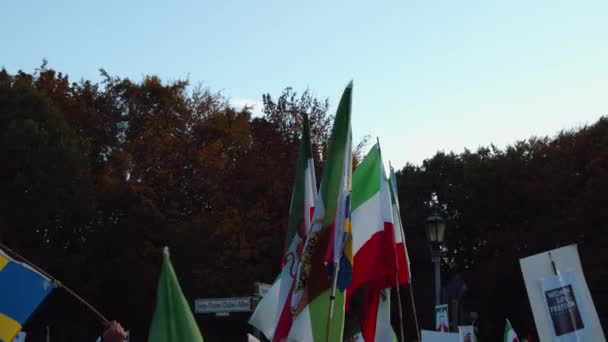 Fila Bandeiras Irã Carregadas Por Manifestantes Enorme Reunião Apoiar Protestos — Vídeo de Stock