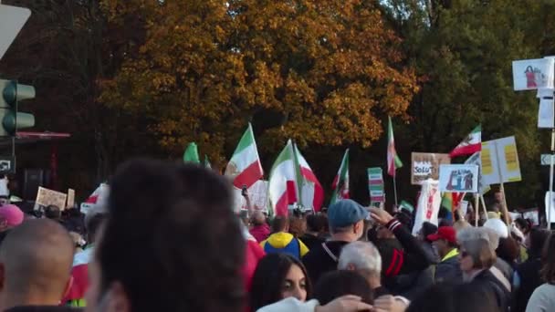 Mensen Met Iraanse Nationale Vlaggen Slogans Spandoeken Die Europese Metropool — Stockvideo