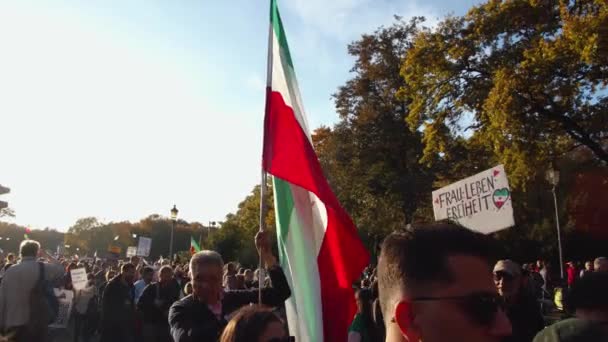 Íránci Jejich Stoupenci Pochodují Obrovské Shromáždění Svobodu Žen Dav Procházející — Stock video