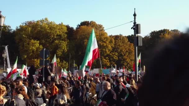 이란인들 과그들의 지지자들은 대도시의 대규모 모임에 모였습니다 수많은 사람들 깃발을 — 비디오