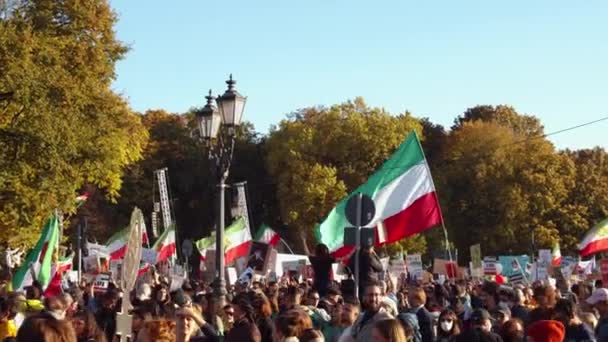 Толпа Протестующих Парке Солнечный День Огромная Демонстрация Права Женщин Ирана — стоковое видео